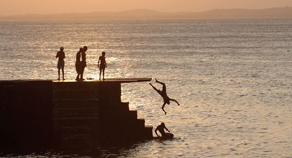 meninos-saltando-porto-da-barra-wide-salvador-tours-bahia